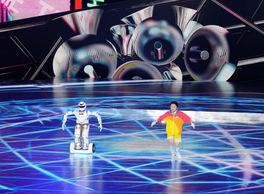 优必选大型人形机器人Walker X骑平衡车在大运会闭幕式与舞蹈演员斗舞