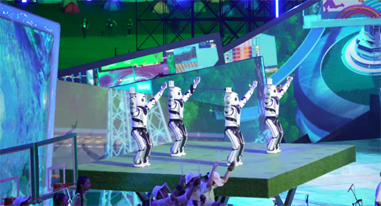 图5：熊猫机器人在大运会闭幕式升降舞台上表演