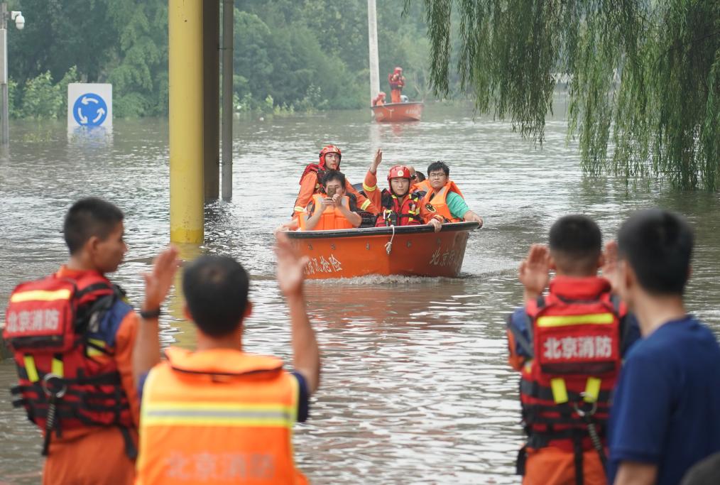 8月2日，在北京市房山区的京港澳高速琉璃河出口，受灾群众乘坐冲锋舟前往转运车辆乘车点。新华社记者任超 摄