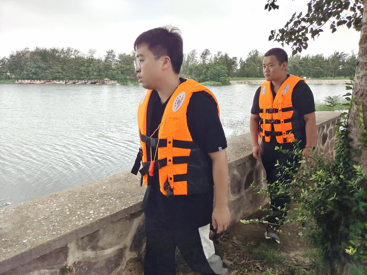 海委海河下游管理局独流减河进洪闸管理处工作人员巡查河道。受访者供图
