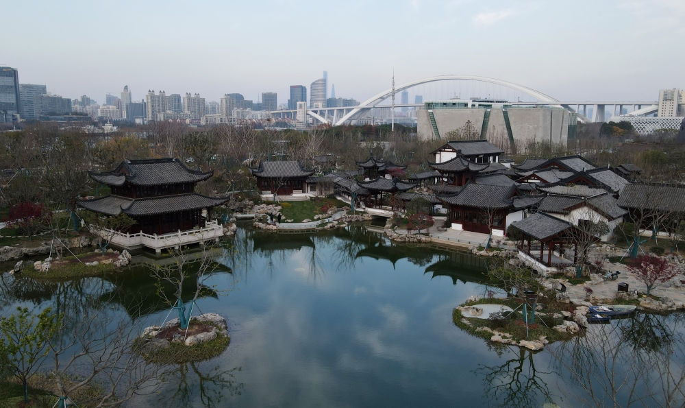 俯瞰位于浦东新区的上海世博文化公园“申园”中式园林（2021年12月20日摄，无人机照片）。新华社记者 方喆 摄
