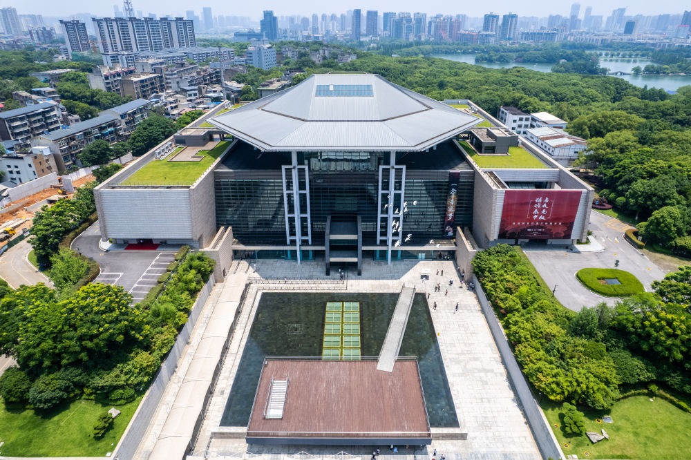 这是在长沙市开福区拍摄的湖南博物院及周边景色（无人机照片，6月7日摄）。新华社记者 陈思汗 摄