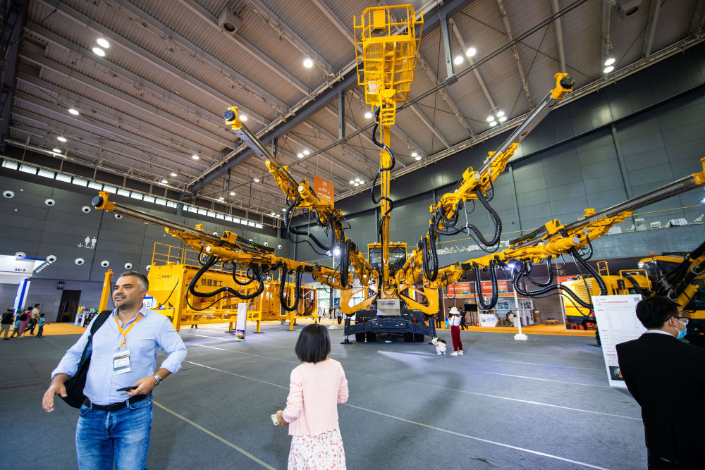 在长沙国际会展中心，观众在第三届长沙国际工程机械展览会参观展出的工程机械设备（5月15日摄）。新华社记者 陈思汗 摄