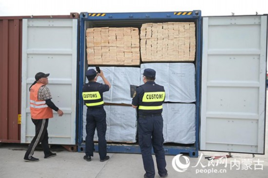 满洲里海关关员正在对中欧班列货物进行查验监管。人民网 寇雅楠摄