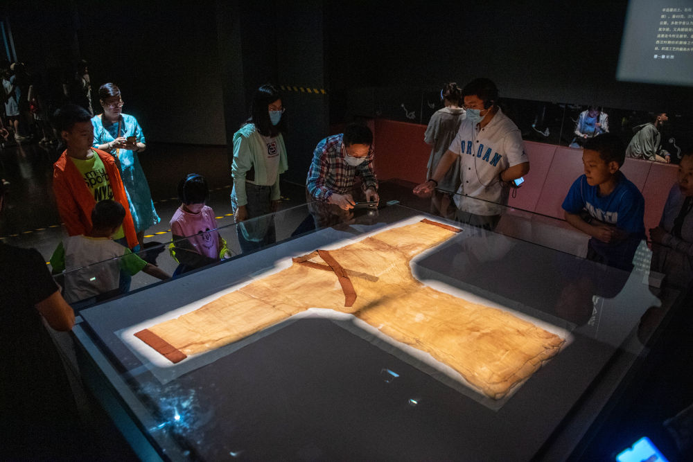 在湖南博物院，游客在参观马王堆汉墓出土文物“素纱单衣”（6月7日摄）。新华社记者 陈思汗 摄