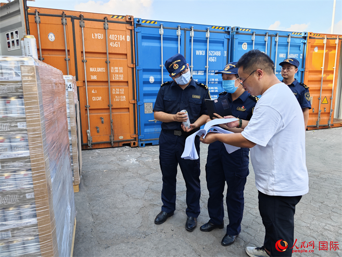 8月3日，郑州车站海关工作人员在查验报关货物。人民网 崔译戈摄