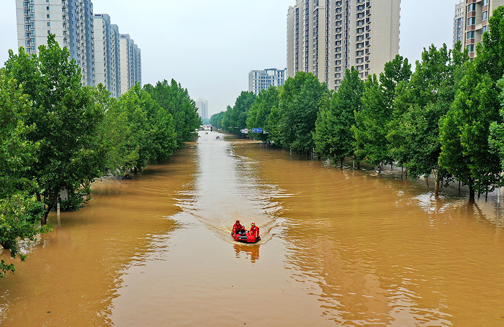 2023年8月2日，救援人员在河北省涿州市市区乘坐冲锋舟前去转移受灾群众。