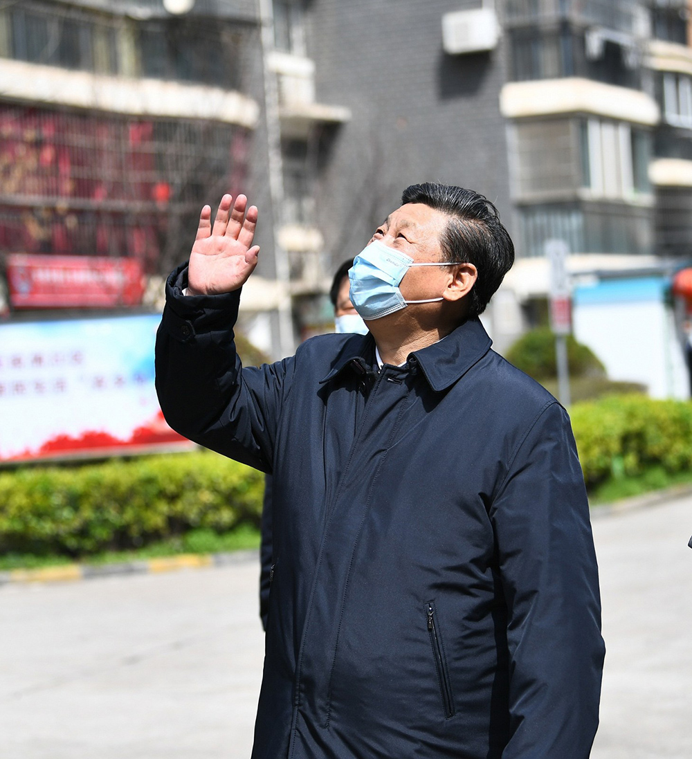 2020年3月10日，习近平总书记在湖北省武汉市东湖新城社区考察时，向在家隔离居住的居民挥手致意、表示慰问。
