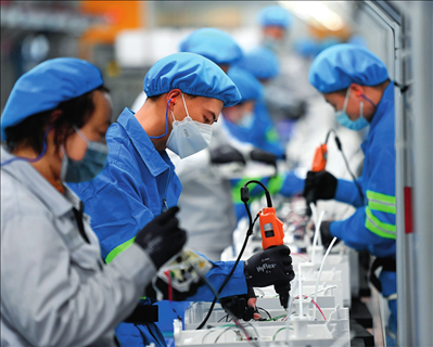 工人在浙江沁园水处理科技有限公司生产车间组装家用净水产品（2023年3月22日摄）。黄宗治摄/本刊