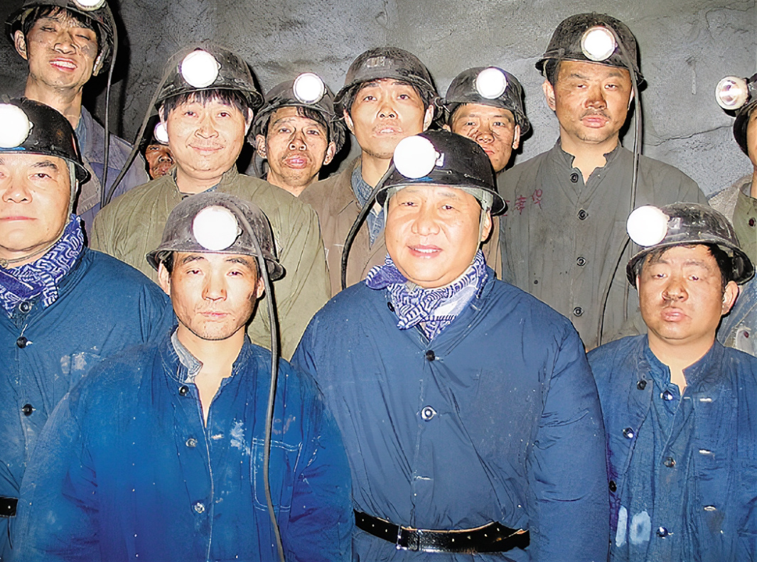 2005年1月26日，习近平在浙江省湖州市长兴县长广煤矿井下慰问煤矿工人。