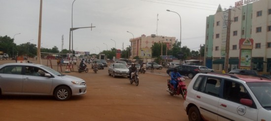 这是7月28日的尼日尔首都尼亚美街头。新华社发