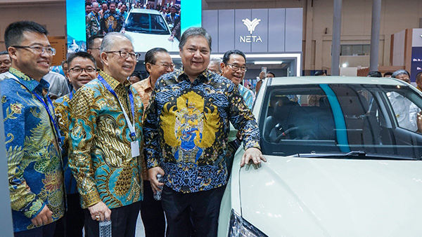 印尼经济统筹部长艾尔朗加·哈尔塔托参观哪吒汽车展台。哪吒汽车供图