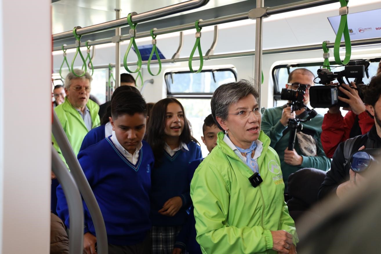 波哥大市长克劳迪娅·洛佩兹与参加活动的学生代表共同参观模型车。中国港湾波哥大地铁一号线项目供图