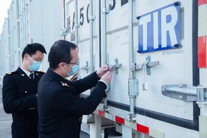 2023年2月20日，新郑海关工作人员对郑州—莫斯科TIR运输首发车辆施加关锁。新郑海关供图