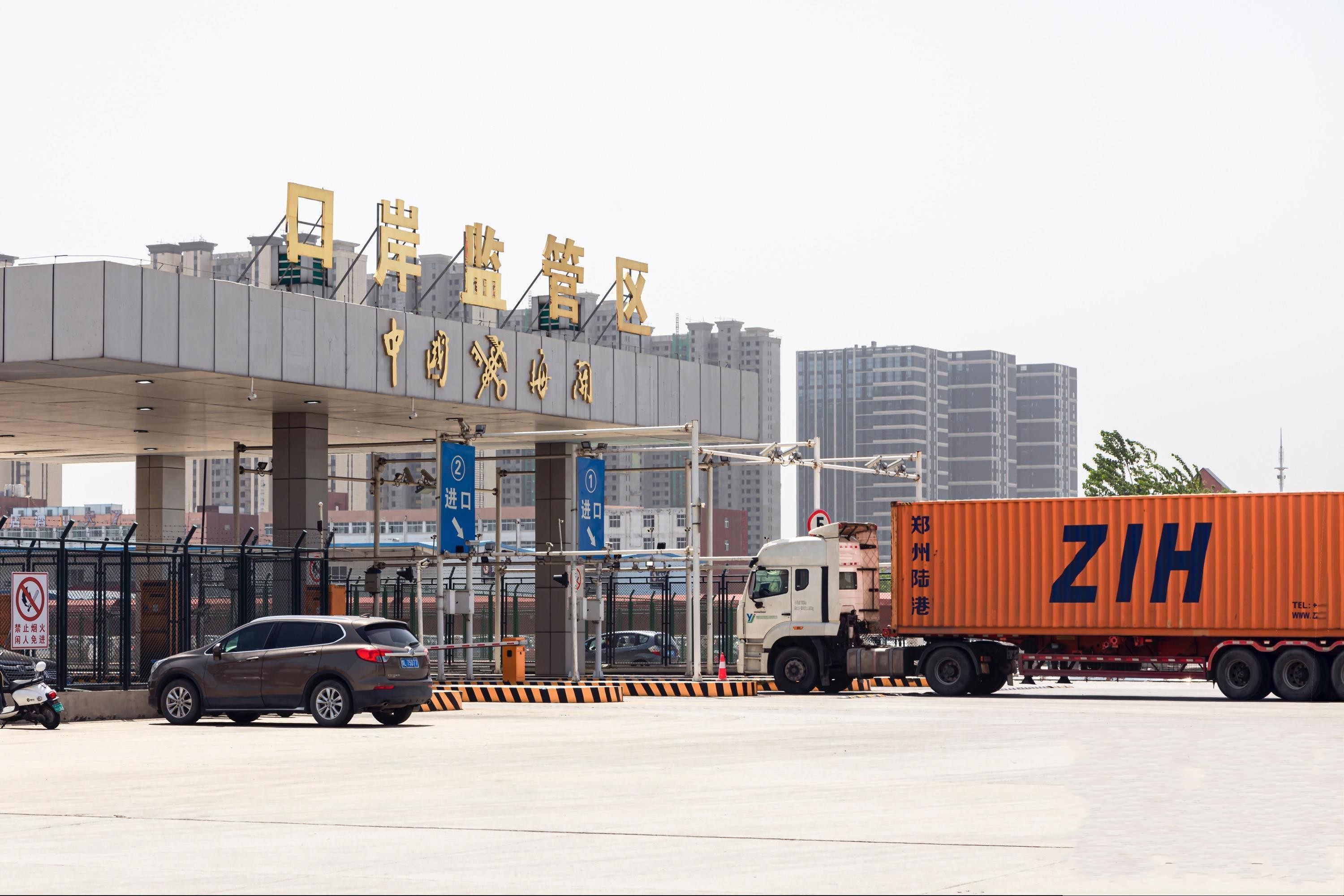 郑州铁路中心站海关监管场所。郑州车站海关供图