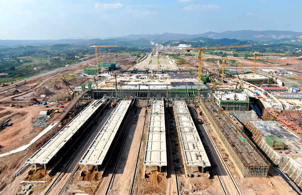 沿江高铁荆门西站主体结构封顶。中国铁路武汉局集团公司供图