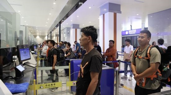 6月13日，乘坐中老铁路国际旅客列车的旅客在磨憨边检大厅排队候检。李扬 摄