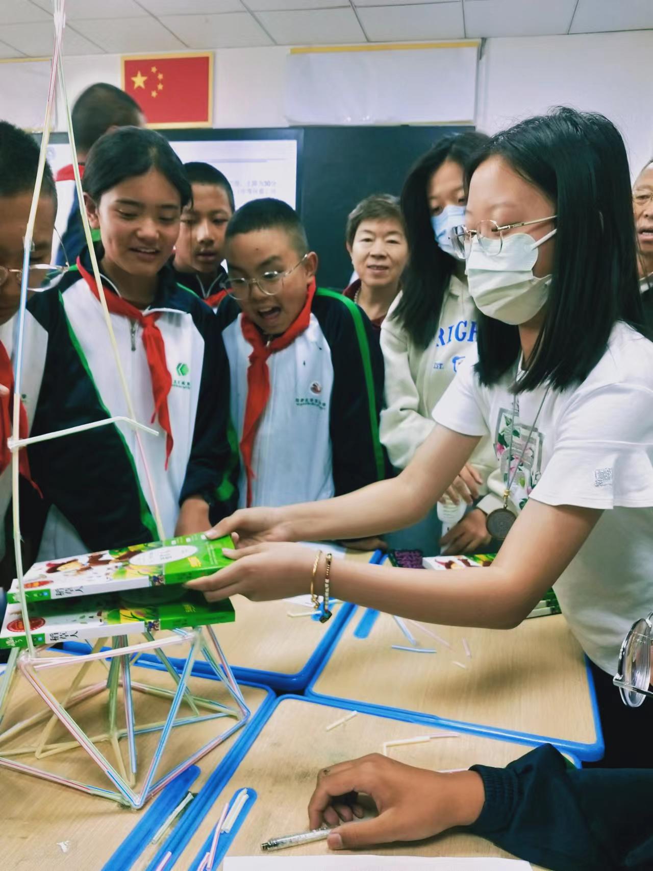 学生正在一起搭建“吸管高塔”。 校方供图