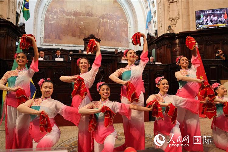 两国演员共同表演中国民舞。人民网记者宋亦然摄