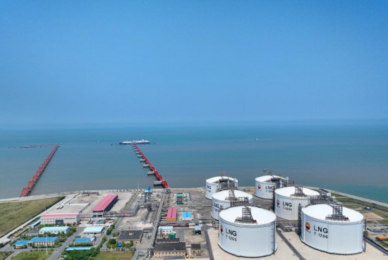  8月13日拍摄的位于江苏省如东县洋口港的江苏LNG接收站储罐区（无人机照片）。自2011年5月投产至今，接收站已经接卸了来自俄罗斯、秘鲁、卡塔尔等世界各地25个国家和地区的LNG船630艘，其中70%为“一带一路”沿线国家。新华社发（许丛军 摄）