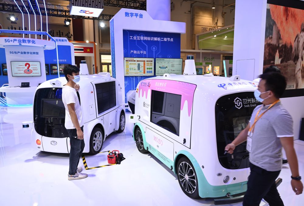 中国制造的智能汽车模型在2021金砖国家新工业革命展现场展出（2021年9月9日摄）。新华社记者 林善传 摄