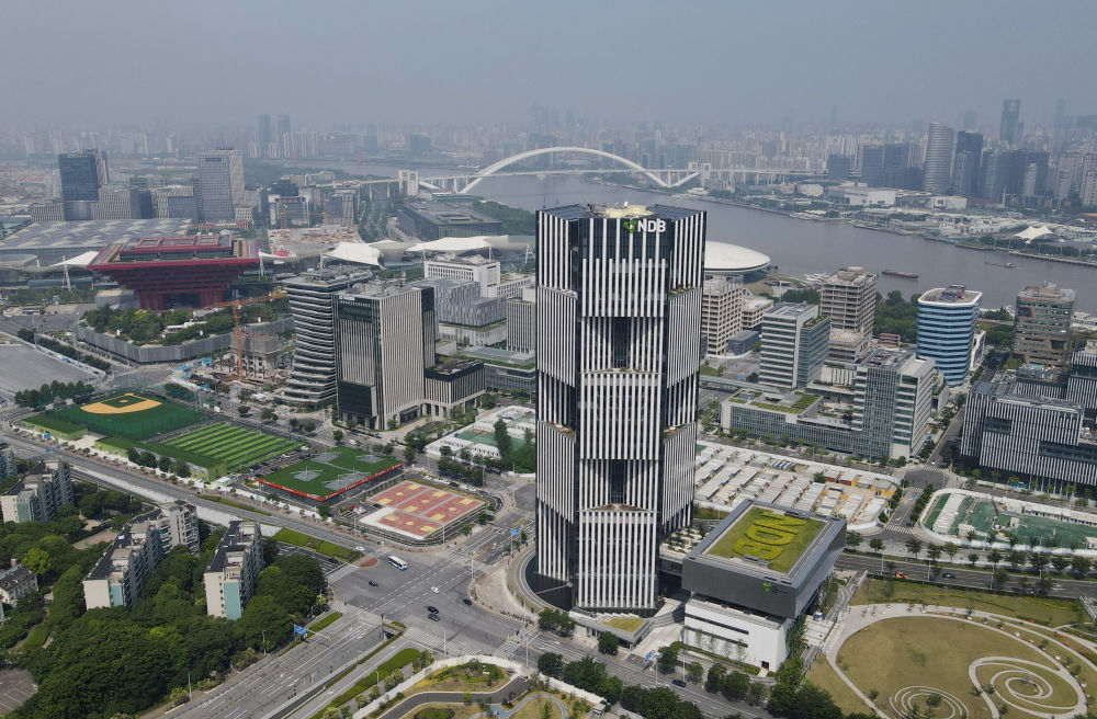 位于上海浦东新区世博园区的金砖国家新开发银行总部大楼（2022年6月17日摄，无人机照片）。新华社记者 方喆 摄