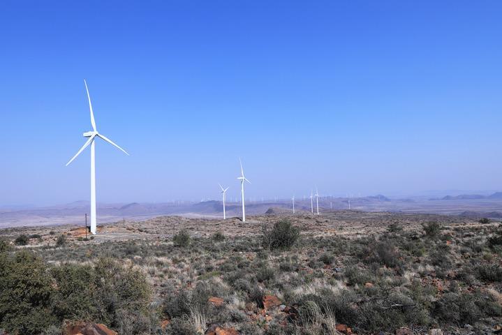 这是8月10日在南非北开普省德阿镇拍摄的中国国家能源集团龙源电力南非公司运营的德阿风电项目风机。新华社记者 董江辉 摄