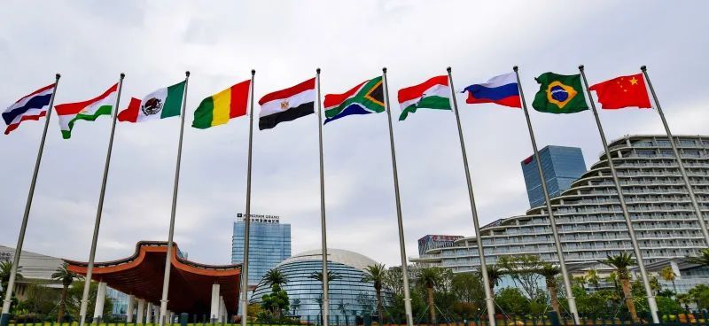 2017年9月2日，厦门国际会议中心前各国国旗迎风飘扬。