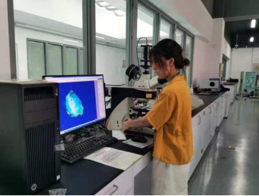 澳门青年学生陈彦蓓使用金相显微镜观察青铜样品。受访者供图