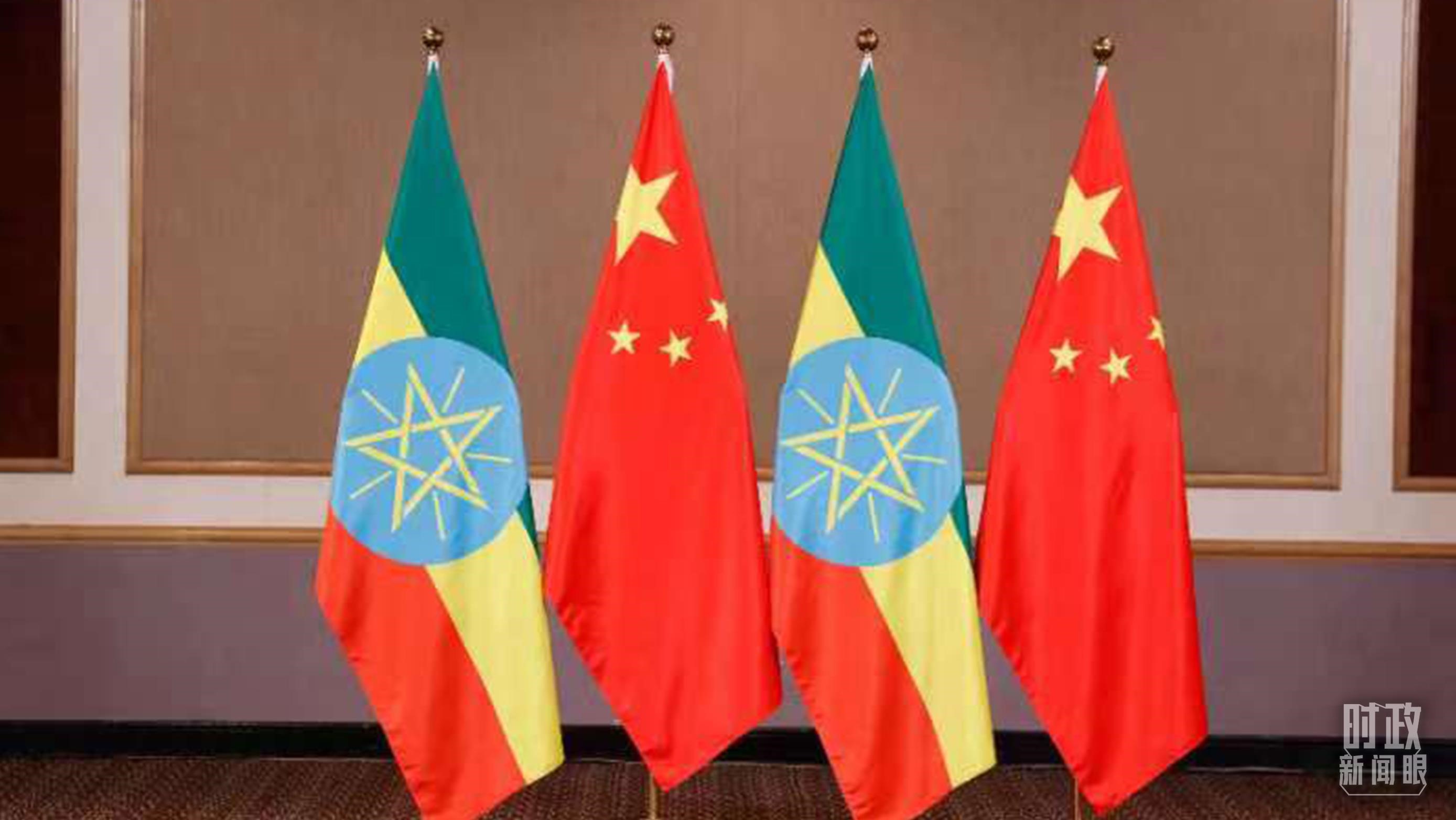 △会见现场的中国、埃塞两国国旗。（总台央视记者耿小龙拍摄）