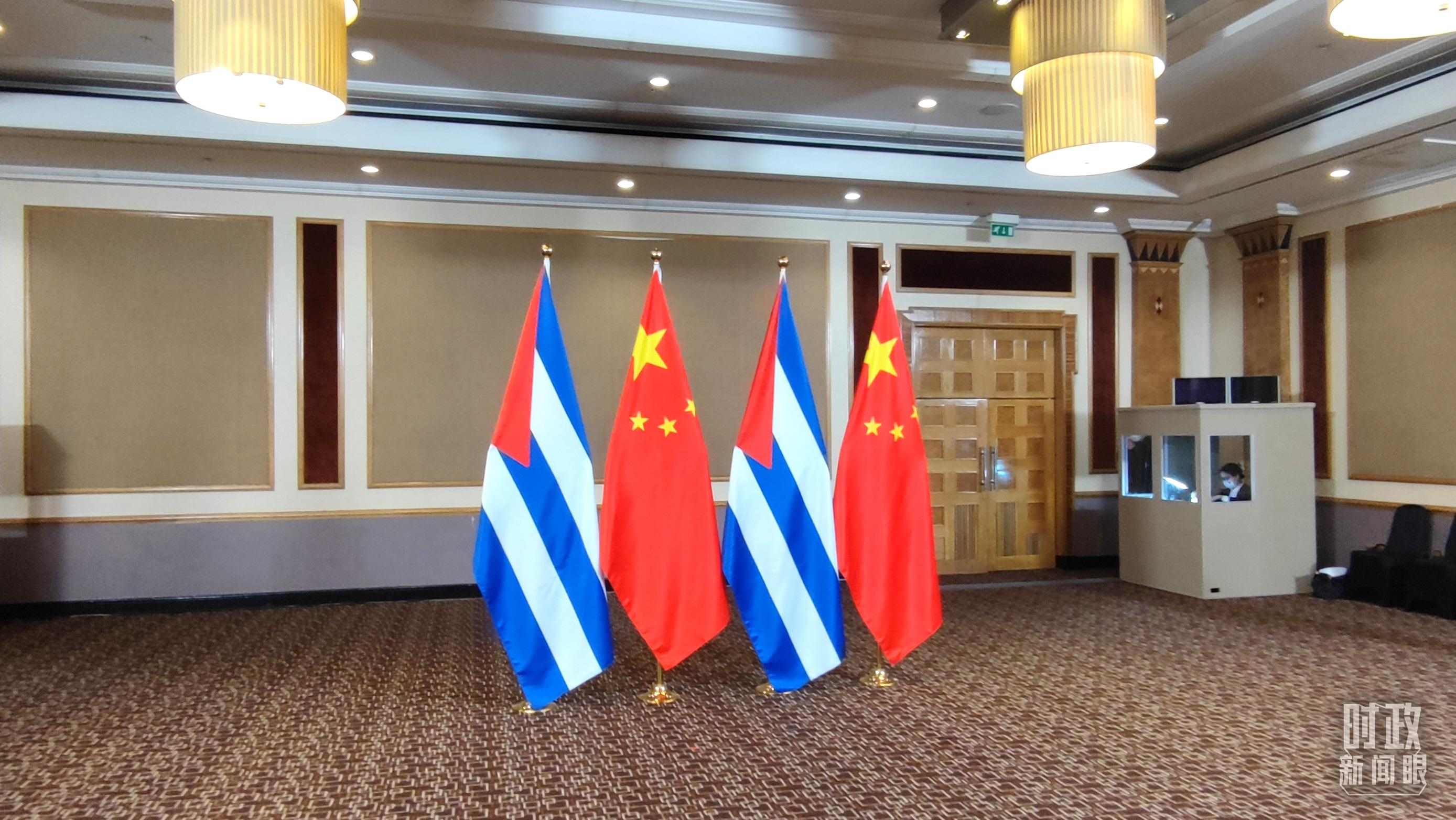 △会见现场的中古两国国旗。（总台央视记者耿小龙拍摄）