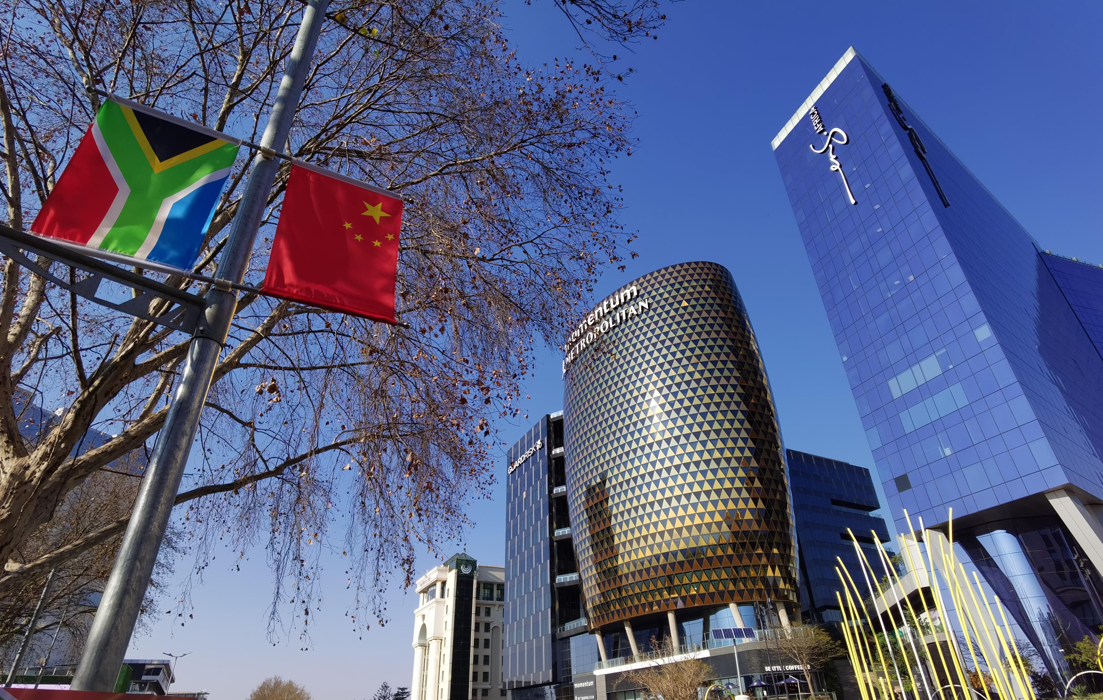 南非约翰内斯堡街头悬挂着中国和南非两国国旗