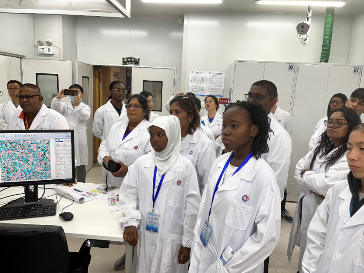 代表团参观天然气水合物国家重点实验室。中海油圭亚那有限公司供图