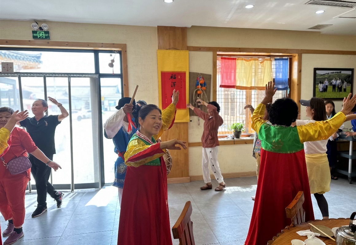 穿着朝鲜族民族服装的村民和游客们载歌载舞。人民网记者 金洪花 摄