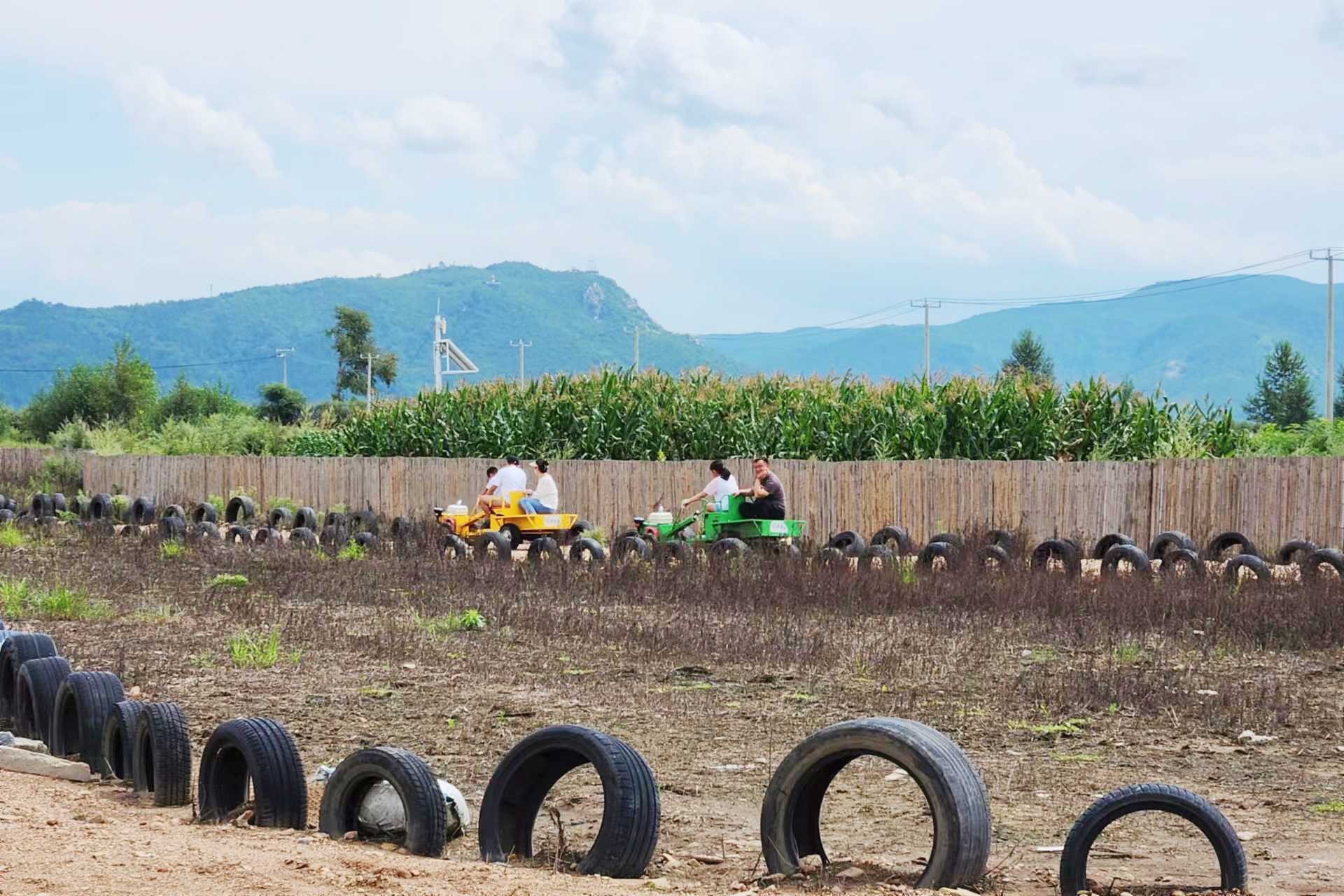 游客们开着儿童拖拉机体验农耕乐趣。人民网记者 金洪花摄