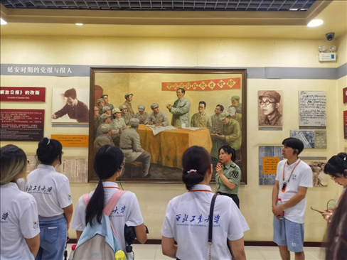 中外学生在延安参观博物馆。学校供图