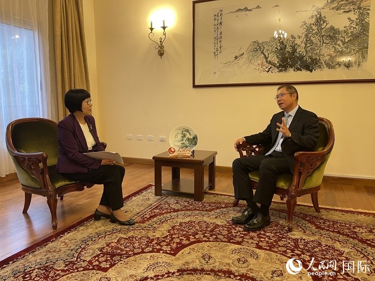 胡长春大使（图右）接受人民网记者唐维红采访。人民网记者 赵艳红摄