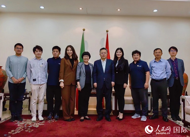 赵志远大使（右五）、使馆工作人员与人民网记者合影。