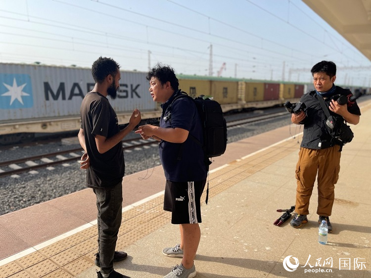亚吉铁路吉布提线工作人员介绍列车运营情况。人民网记者 赵艳红摄