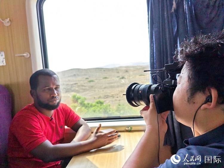 吉布提乘客讲述亚吉铁路给当地带来的变化。人民网记者 陈星星摄