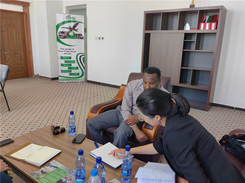 万巧云陪企业拜访埃塞俄比亚德雷达瓦自贸区负责人。受访者供图