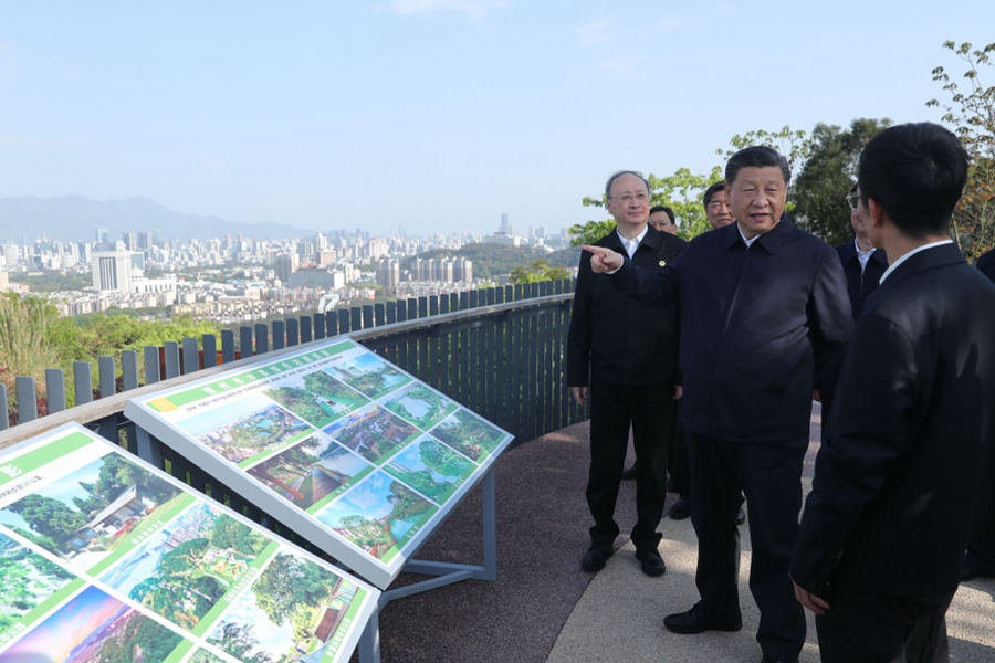 2021年3月24日，习近平在福建福州福山郊野公园观景平台，听取城市生态公园规划建设、城市水系综合治理情况汇报。