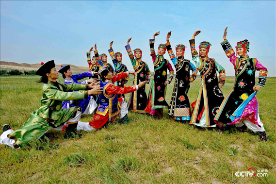 （翁牛特旗乌兰牧骑下乡演出 受访者供图）