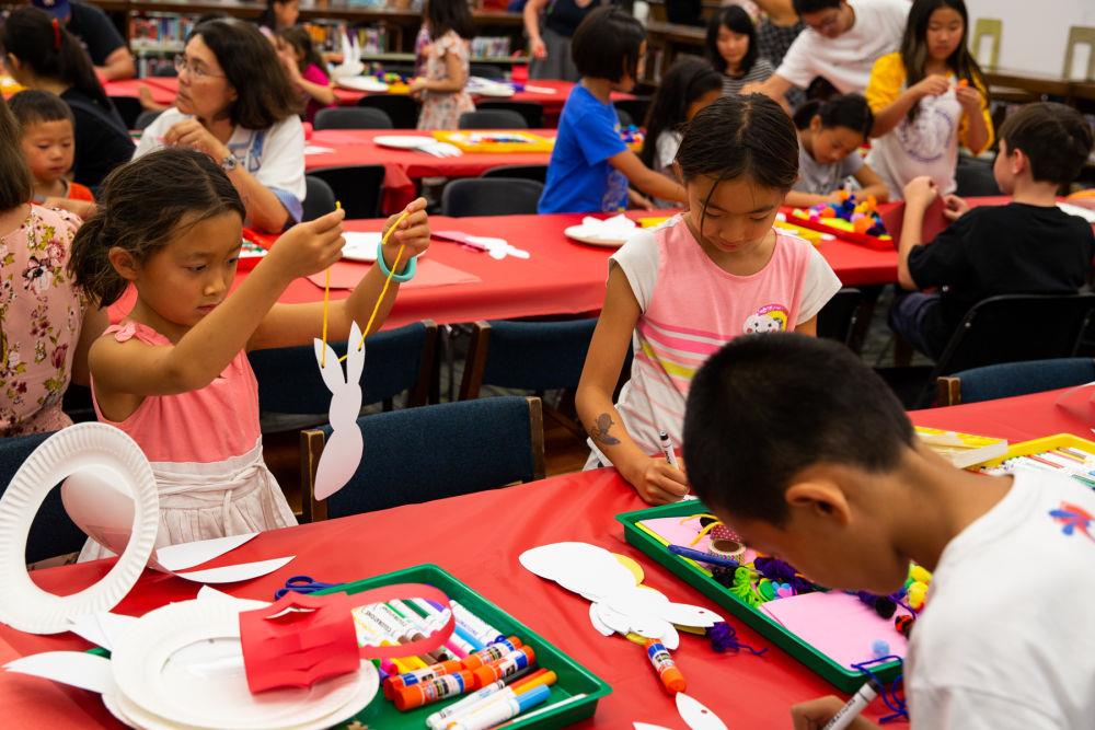2019年9月，美国洛杉矶拉卡纳达—弗林特里奇市，近200名华人华侨在当地图书馆参加庆祝中秋节活动