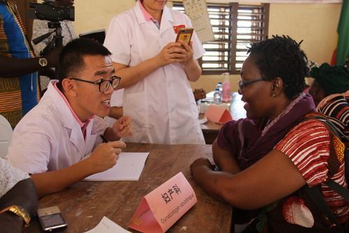 2019年9月19日，中国援贝医疗队医生在给当地患者义诊。