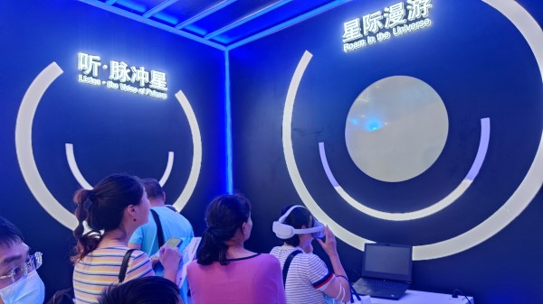 9月2日，贵州展馆里观众排队体验VR。受访者供图