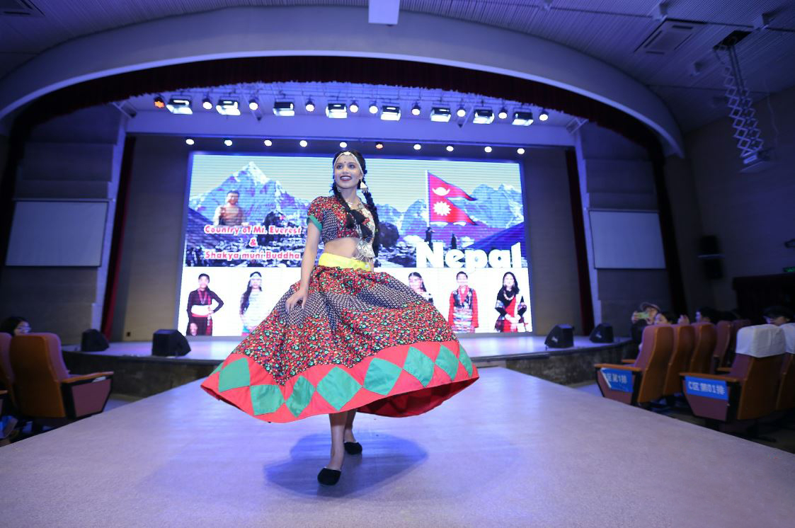 在成都纺织高等专科学校举办的“一带一路”文化周国际时装秀上，来自尼泊尔、印度、缅甸、泰国、印度尼西亚等国的学生展现青春风采。受访者供图