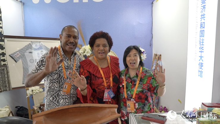 斐济共和国驻华大使馆二等秘书阿美莉娅·丛波娜（左二）人民网 王禹蘅摄