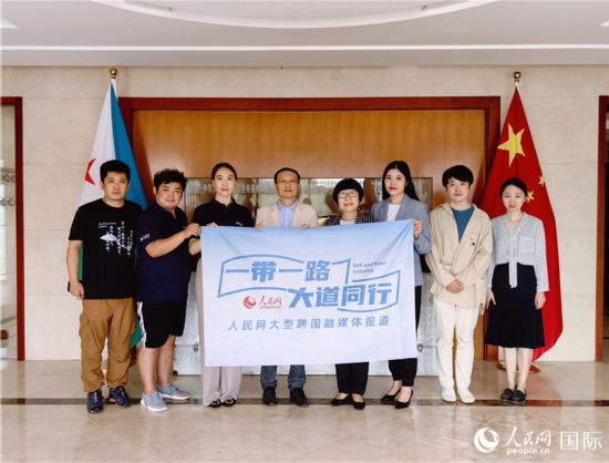 胡斌大使（左四）、使馆工作人员与人民网监事会主席唐维红（右四）一行合影。