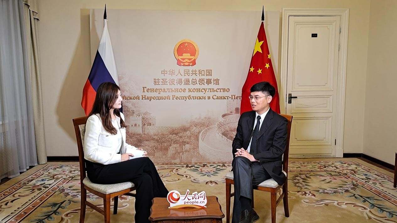 中国驻圣彼得堡副总领事张晓庆（右）接受人民网记者申佳平采访。人民网记者 刘凡摄